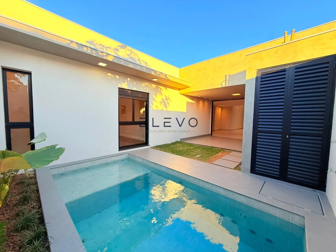 Casa Térrea à Venda no Condomínio Ouro Verde | 3 Suítes, Piscina e 237 m² em Sarandi-PR
