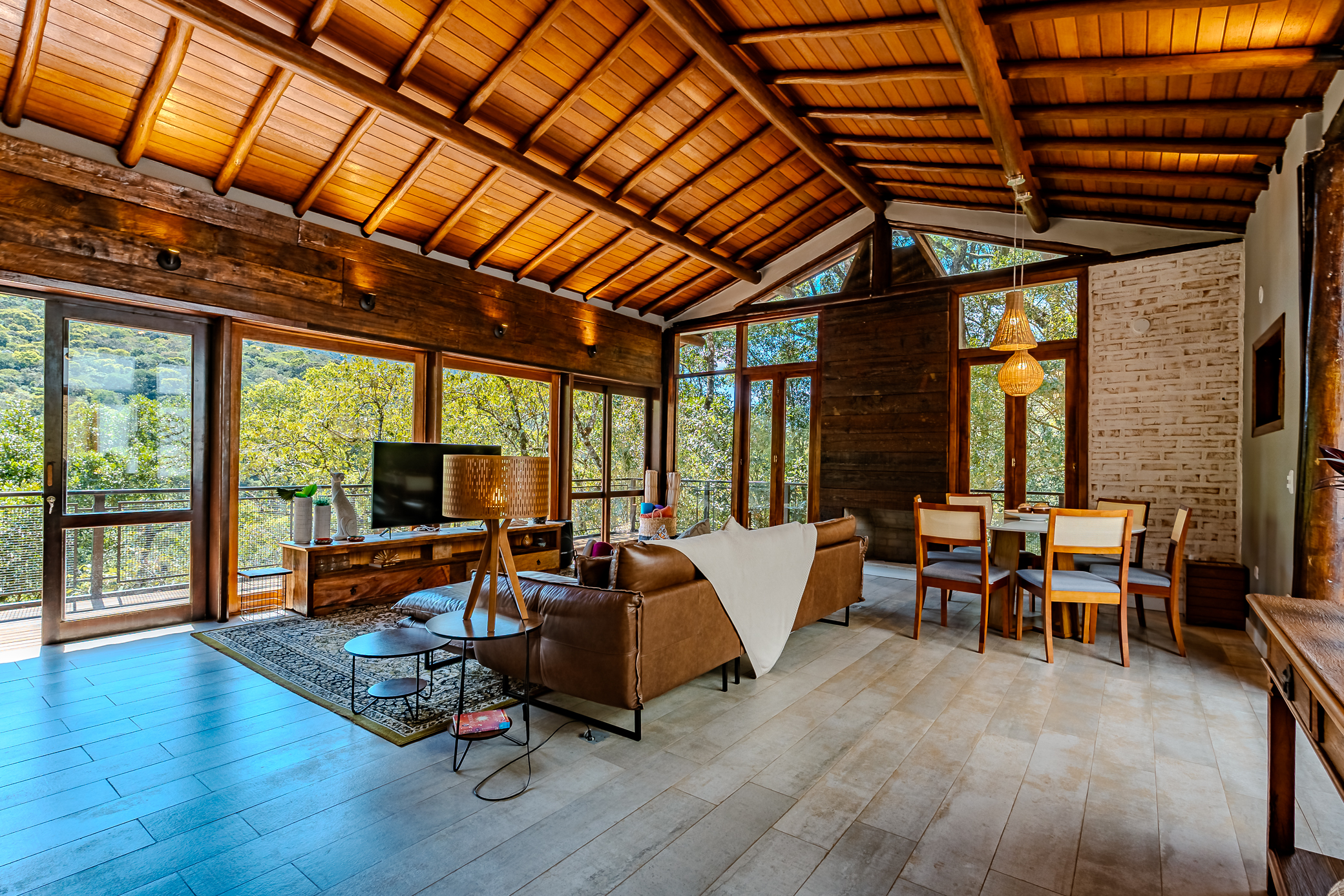 Casa à venda com 3 suítes no Condomínio Portal da Mantiqueira em Santo Antônio do Pinhal/SP.