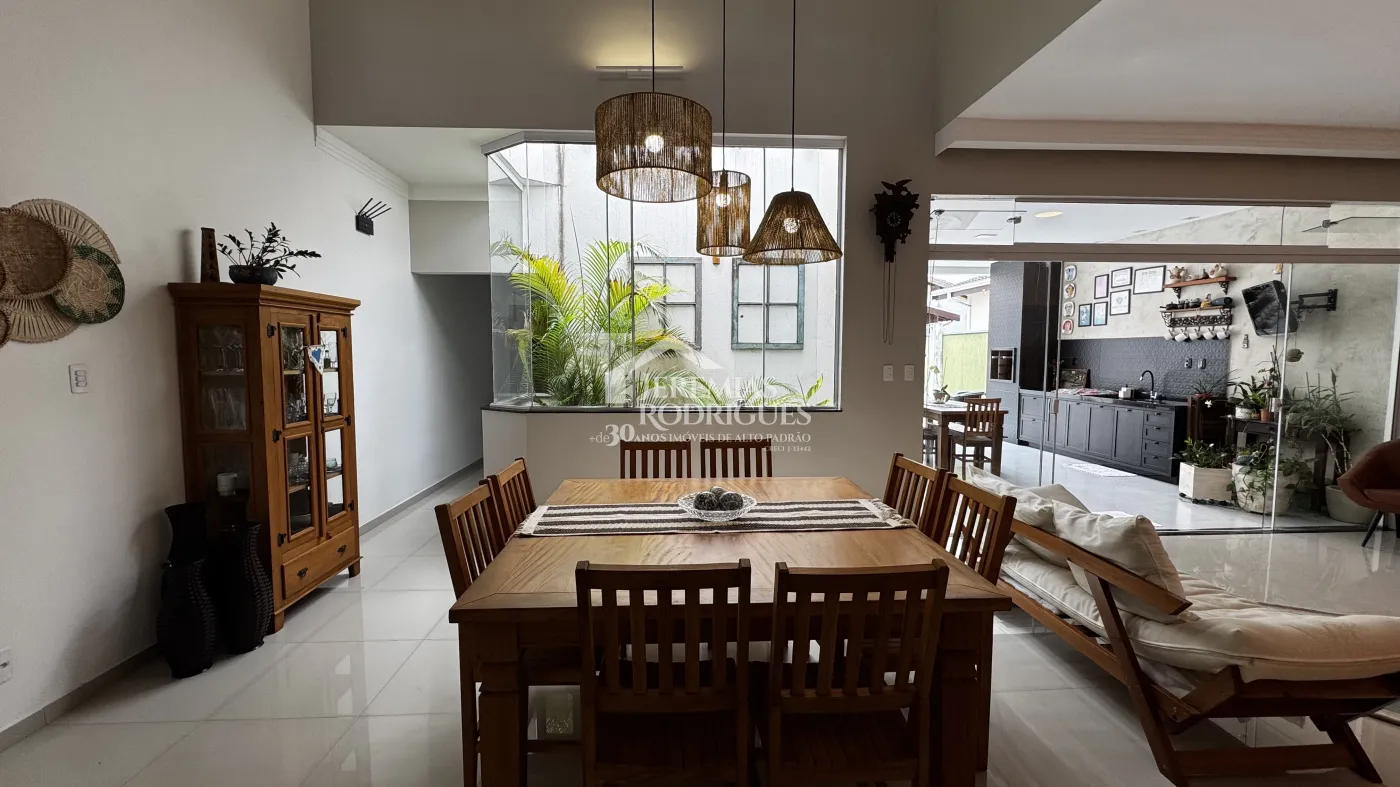 Casa à venda com 4 dormitórios no Condomínio Village do Sol em Pindamonhangaba/SP.