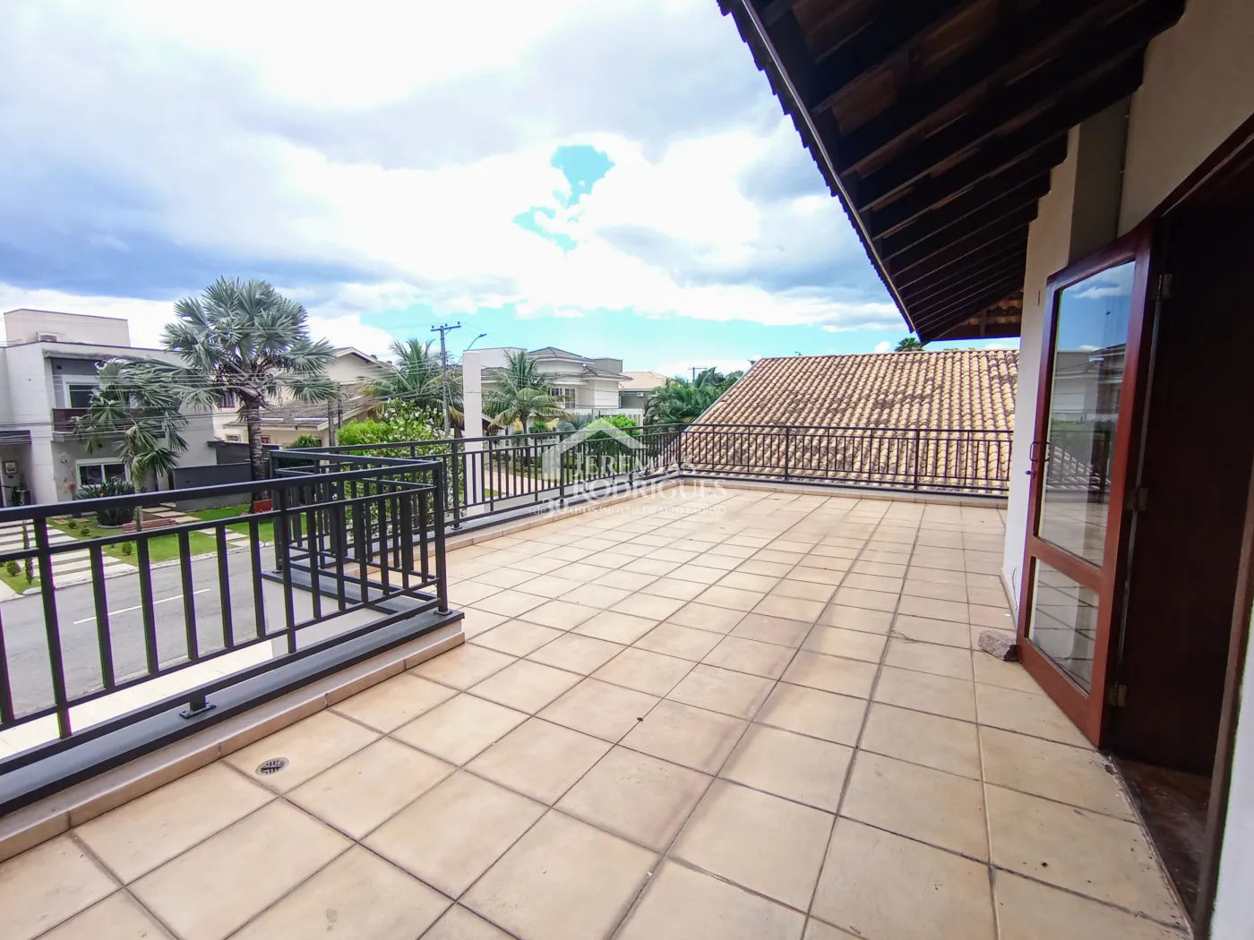 Casa à venda e locação com 4 suítes no Condomínio Colonial Village I em Pindamonhangaba/SP.