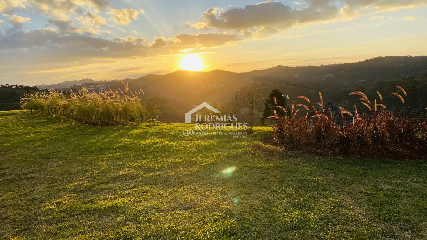 Casa à venda com 4 suítes no Condomínio Jardim Monte Belo em Campos do Jordão/SP.
