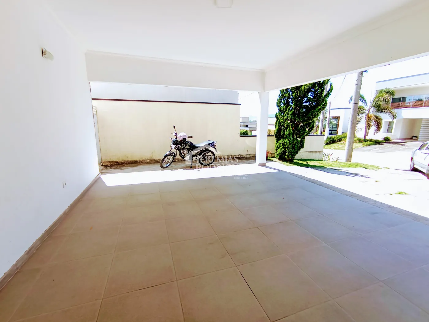 Casa à venda com 3 suítes no Condomínio Reserva dos Lagos em Pindamonhangaba/SP.