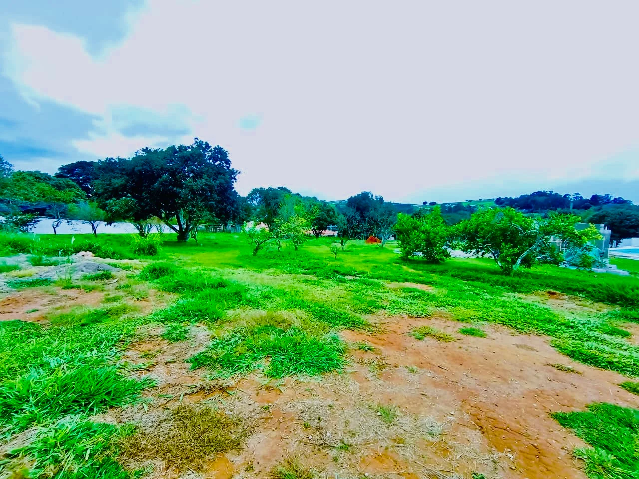 Terreno à venda com 2.500 m² no Condomínio Chácaras Cataguá em Taubaté/SP. 