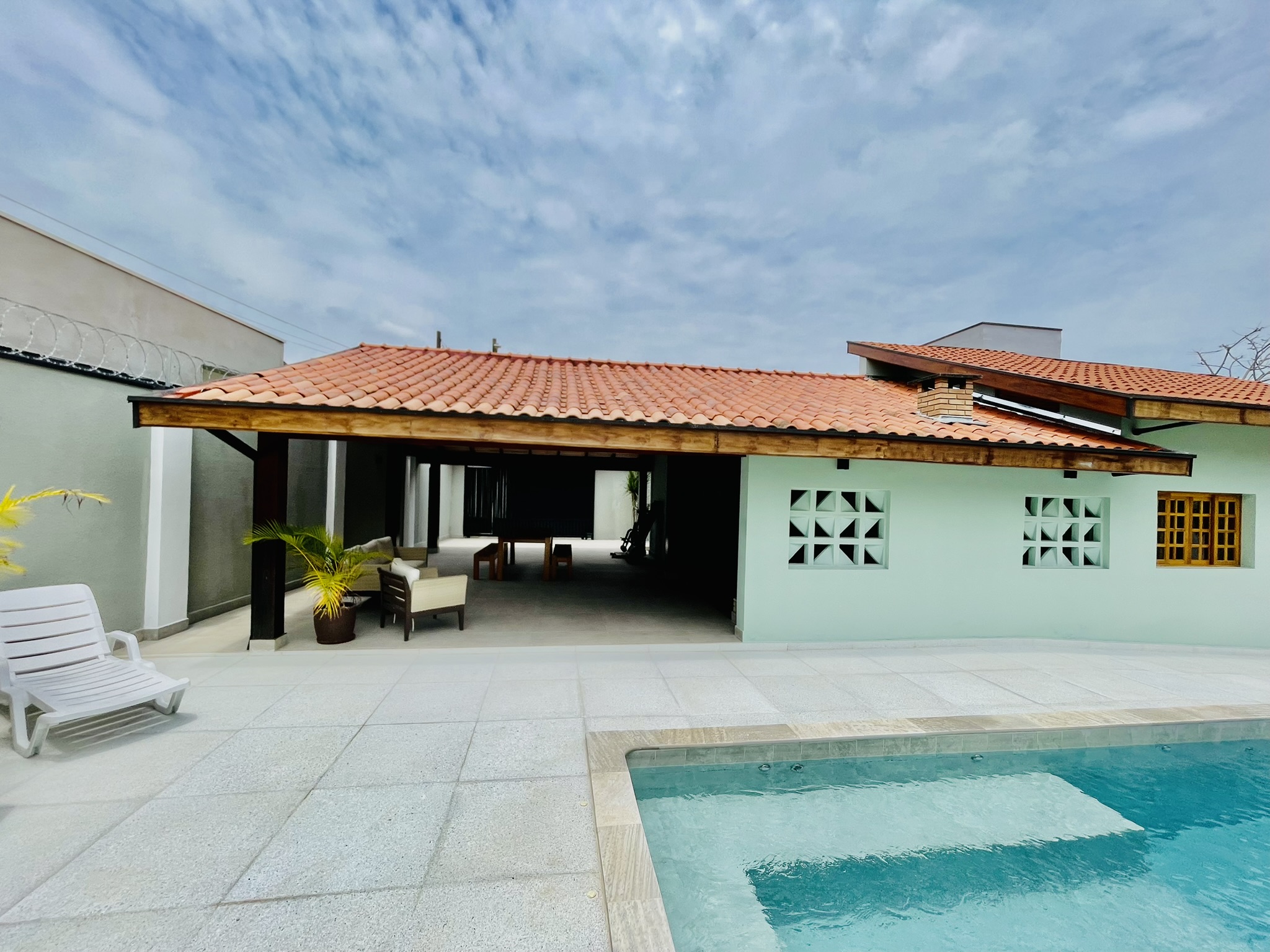 Casa à venda com 3 dormitórios no Condomínio Portal dos Ipês em Taubaté/SP.