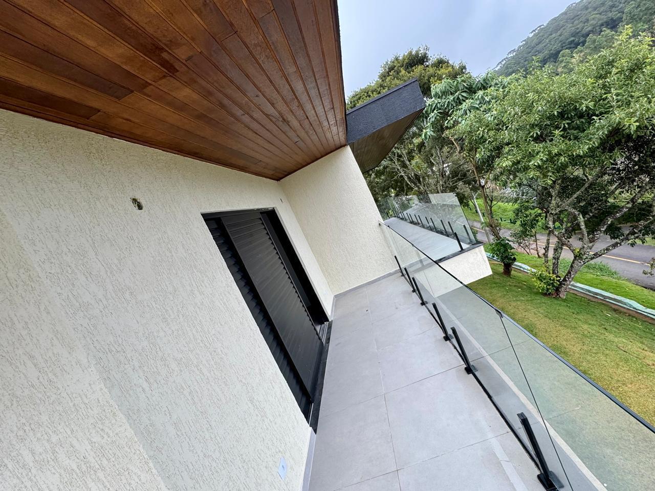 Casa à venda com 3 suítes no Condomínio Parque da Mantiqueira em Santo Antônio do Pinhal/SP.