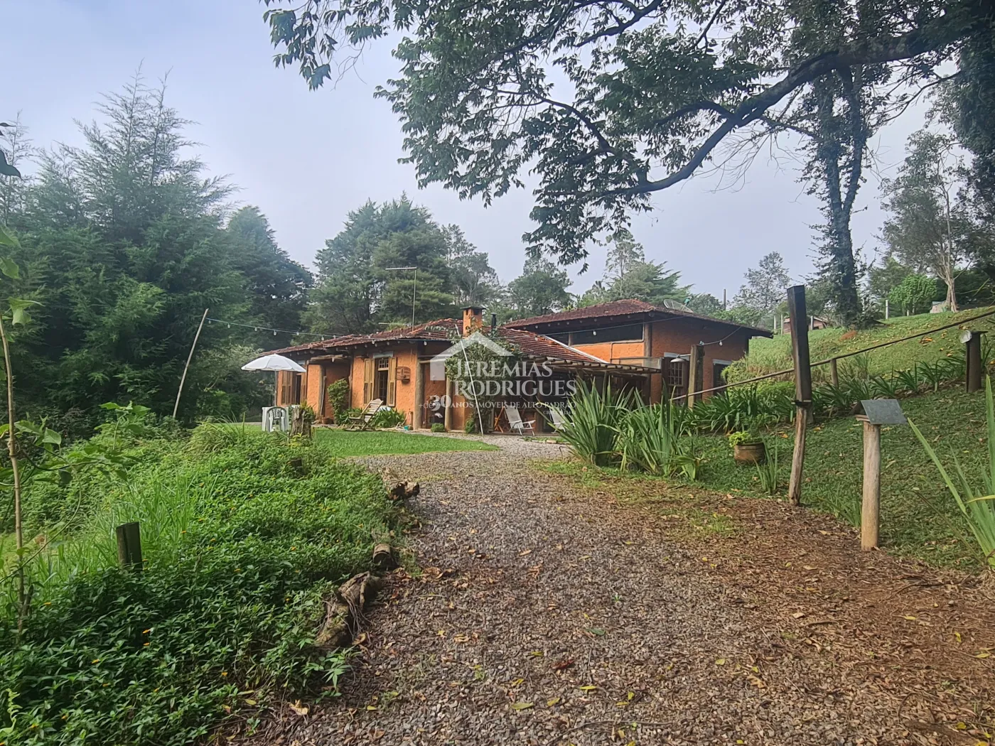 Chácara à venda com 400 m² no bairro Santa Cruz em Santo Antônio do Pinhal/SP.