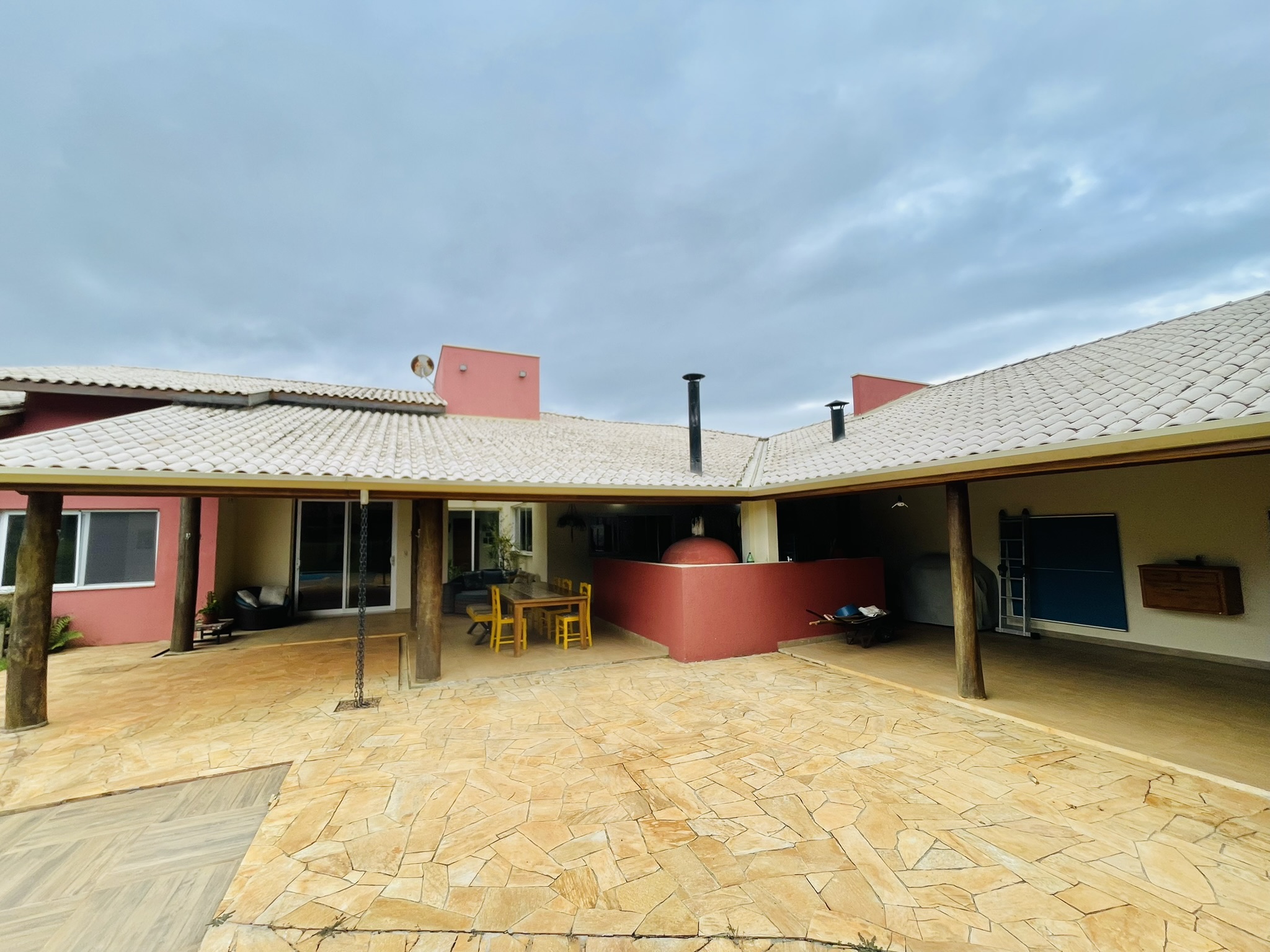 Casa à venda com 4 dormitórios no Condomínio São Félix do Cataguá em Taubaté/SP.