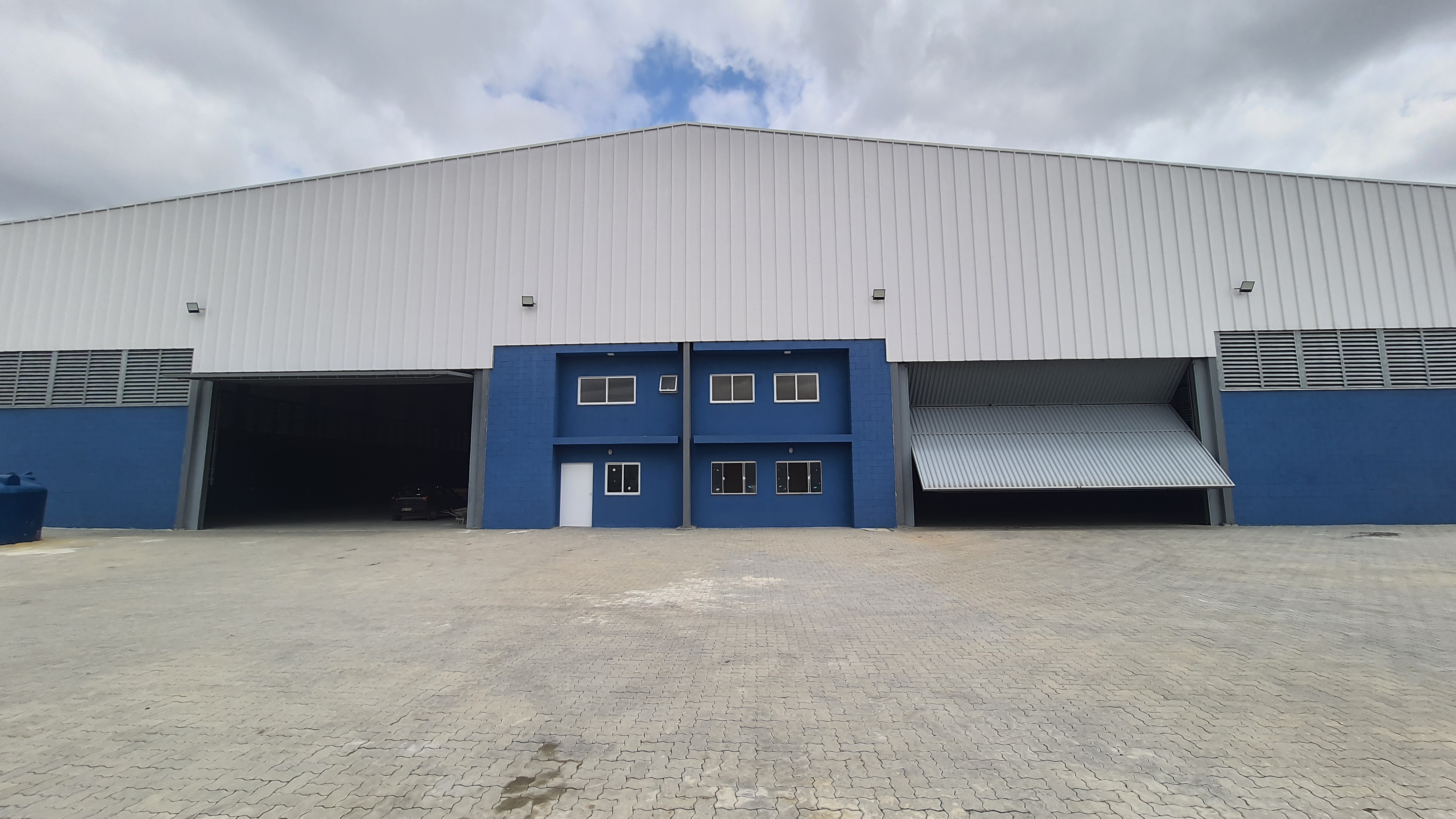 Galpão para locação com 3.900 m² no bairro Santa Luzia, na rodovia pres. Dutra em Caçapava/SP.  