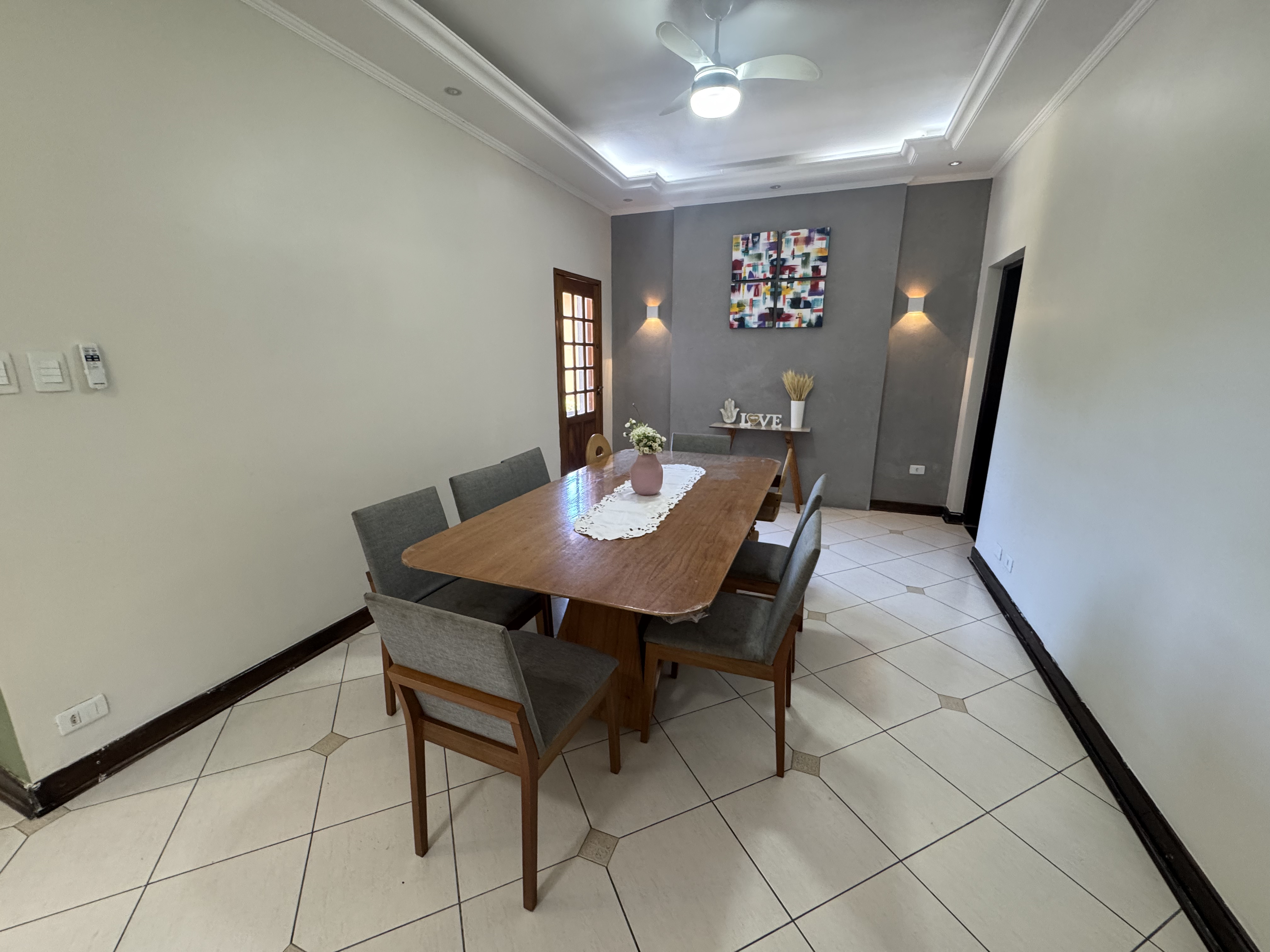 Casa à venda com 4 dormitórios no Condomínio Village Paineiras em Pindamonhangaba/SP.