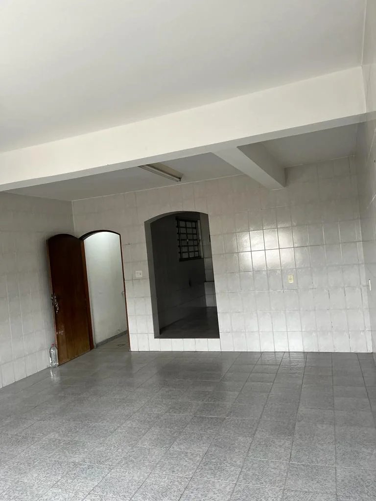 Casa GRANDE, 153m², Térrea com 03 quartos, 02 Vagas de Garagem Coberta, para locação no Jardim Ipê 4, São Bernardo do Campo - SP