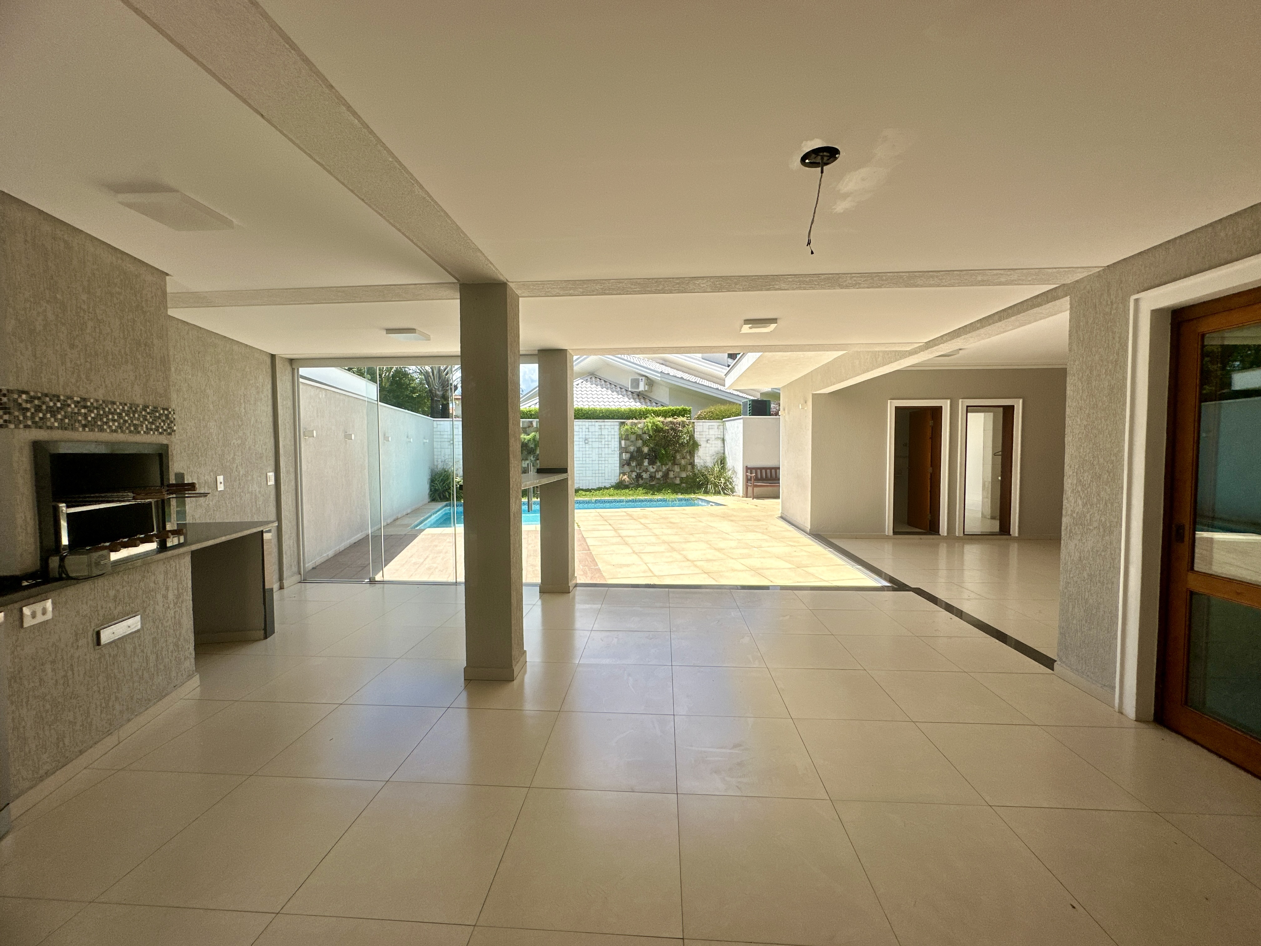 Casa para locação com 3 suítes no Condomínio Taubaté Village em Taubaté/SP. 