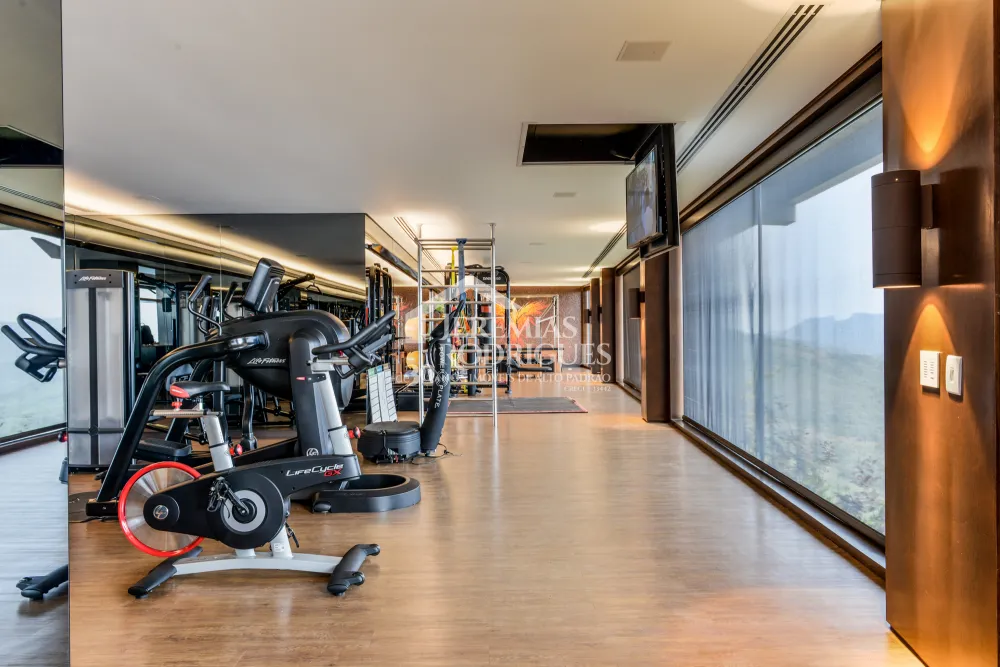 Mansão à venda no Condomínio Pedra do Fogo em Campos do Jordão/SP. 