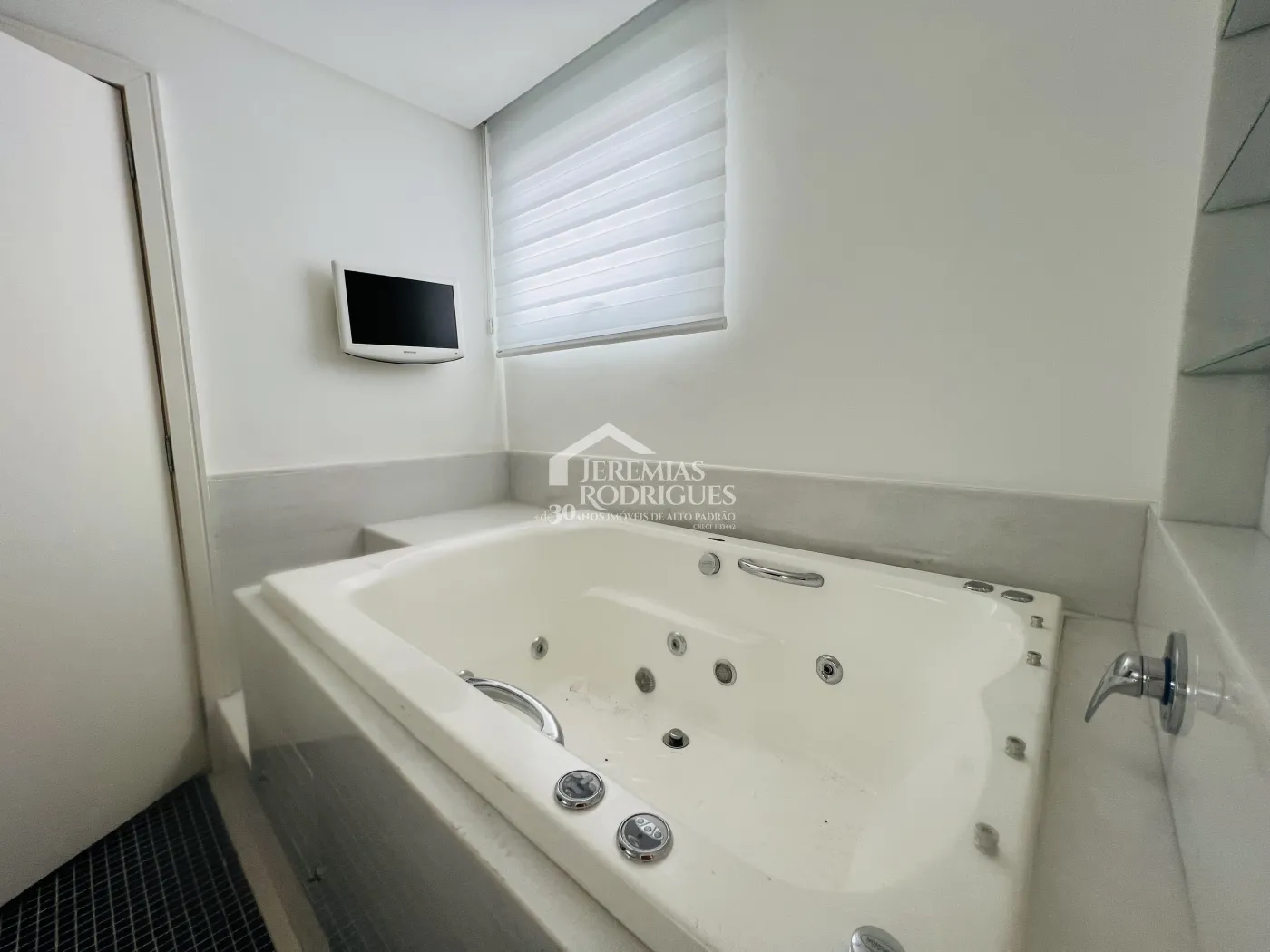 Apartamento à venda com 3 suítes no Edifício Des Arts em Taubaté/SP.