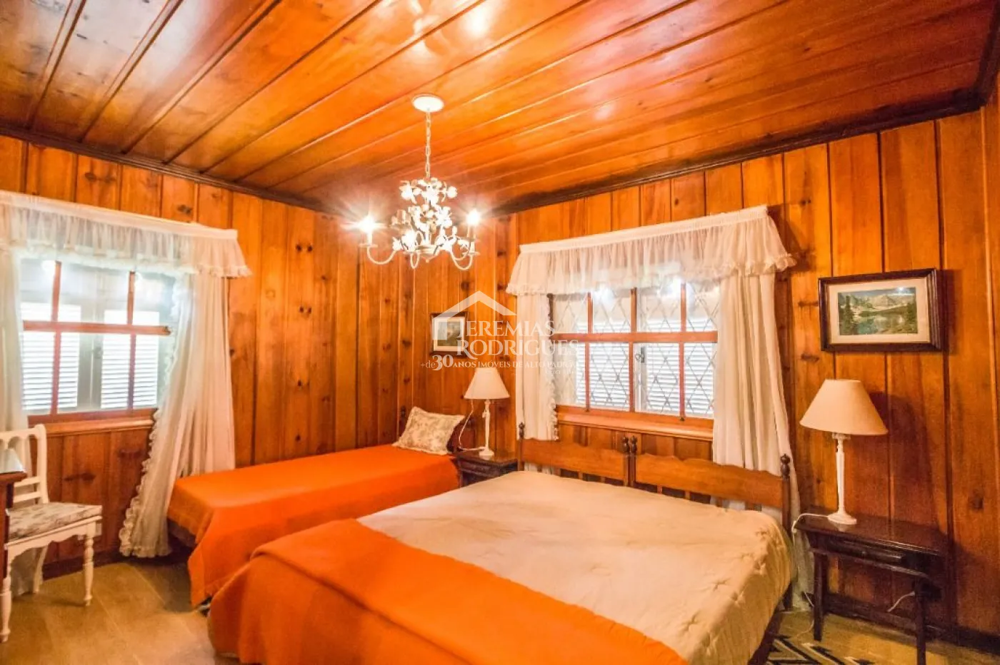 Casa à venda com 5 dormitórios no Jardim Embaixador em Campos do Jordão/SP