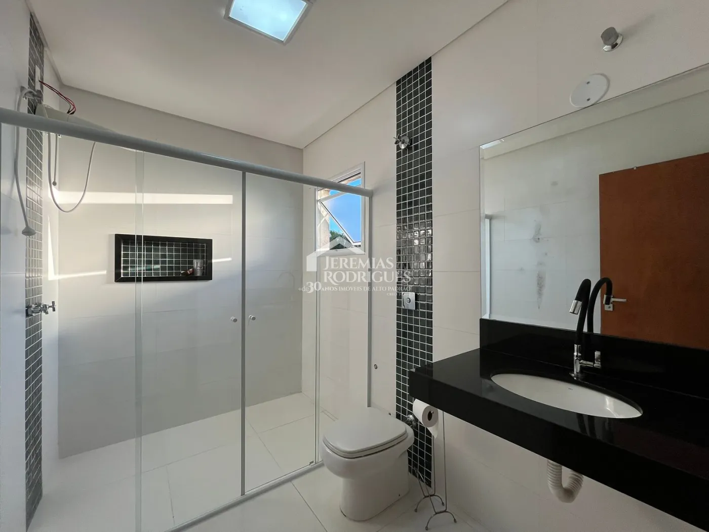 Casa assobradada à venda com 4 dormitórios no Condomínio Residencial Eldorado, em Tremembé/SP.