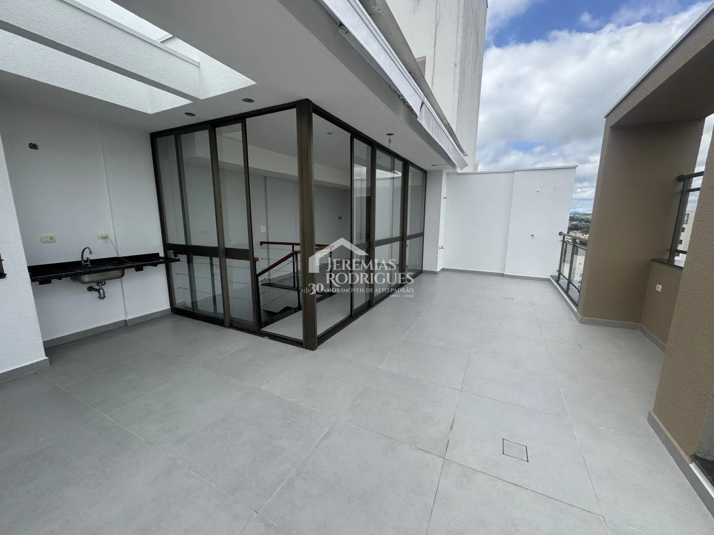 Apartamento à venda com 3 dormitórios, 119 m² no Edifício Jabuticabeiras em Taubaté/SP.