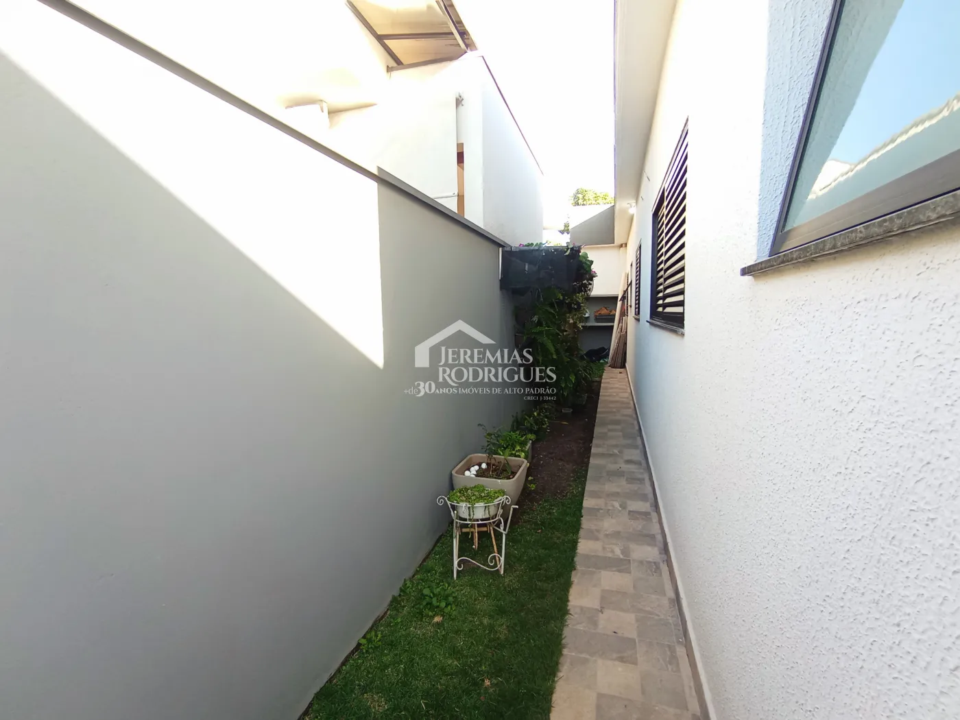 Casa à venda com 3 dormitórios no Condomínio Terras do Vale em Caçapava/SP.