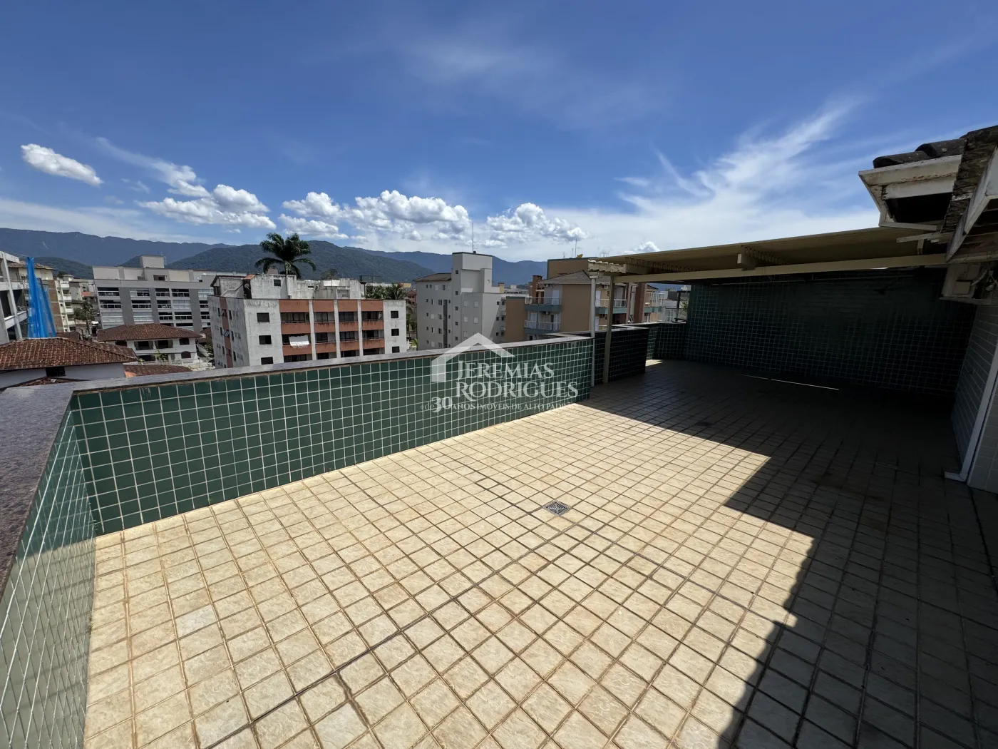 Apartamento à venda com 3 dormitórios, 239 m² no Edifício Pontal da Roca em Ubatuba/SP.