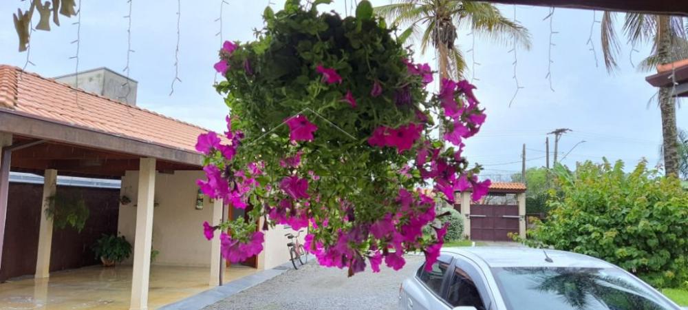 Chácara à venda com com 3 suítes no bairro Areão em Taubaté/SP. 