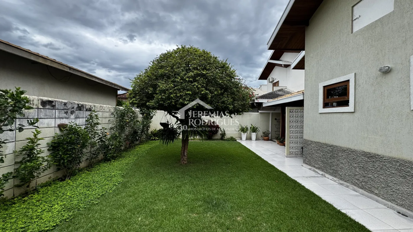Casa assobradada à venda com 4 dormitórios no Condomínio Jardim das Hortênsias em Taubaté/SP.