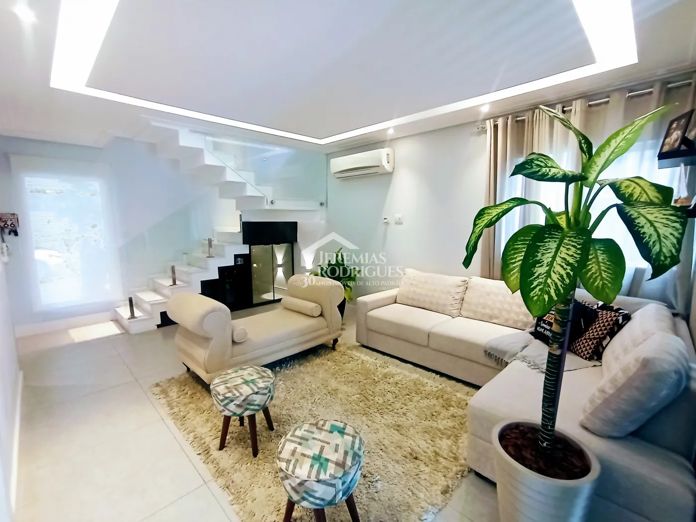 Casa à venda com 4 suítes no Condomínio Altos da Serra VI em São José dos Campos/SP