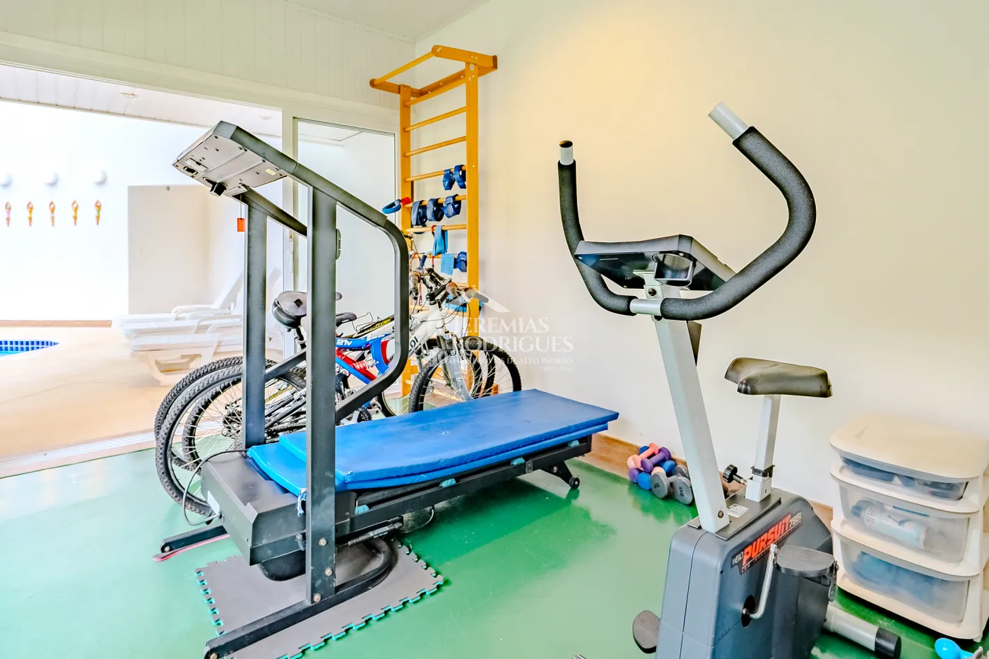 Casa com 6 suítes, 700 m² - Condomínio Vila Simonsen - Campos do Jordão/SP.