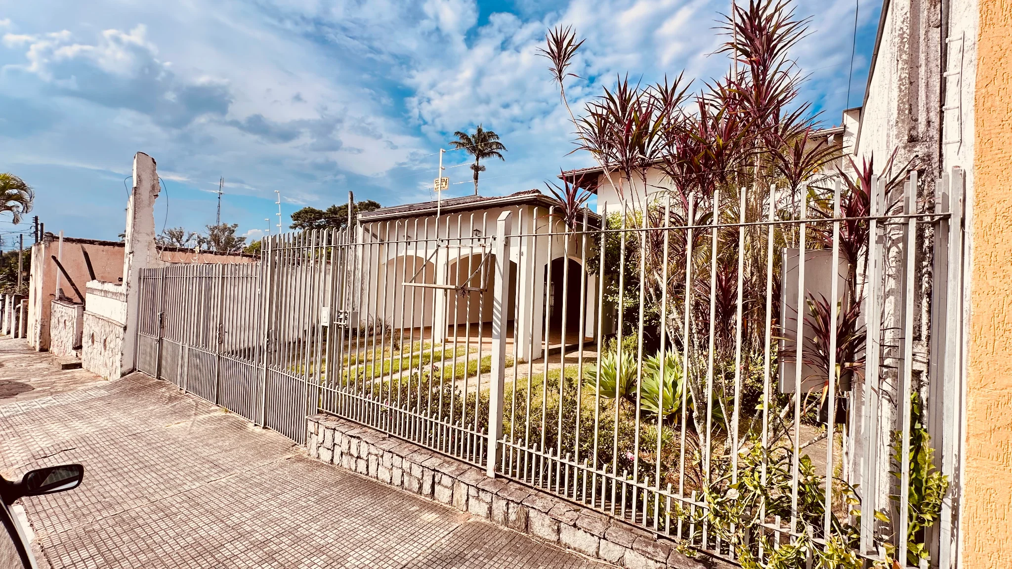 Casa com 3 suítes para venda e locação no bairro Jardim Boa Vista em Pindamonhangaba/SP 