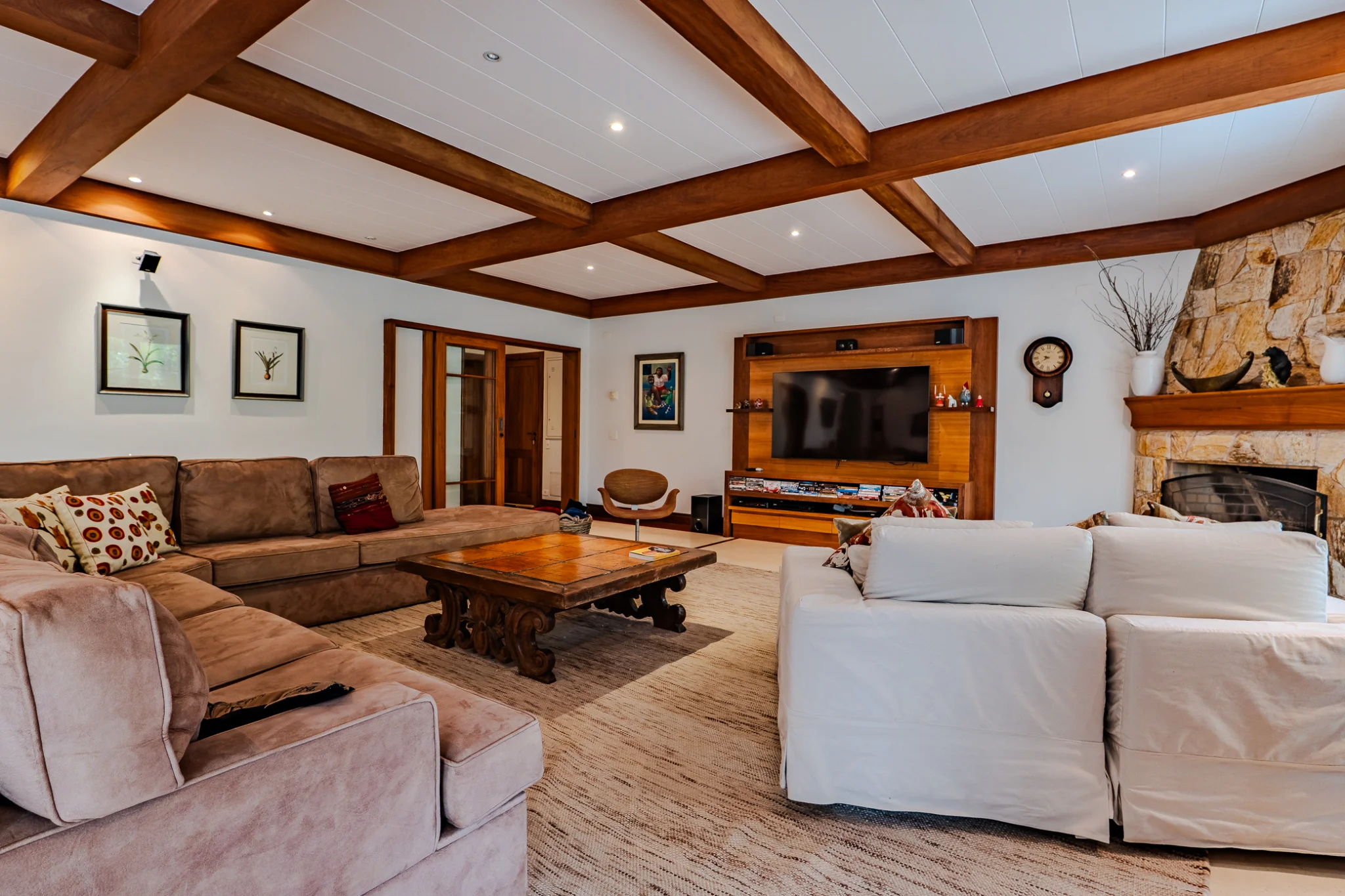 Casa à venda com 7 suítes no Condomínio Vila Simonsen em Campos do Jordão/SP. 