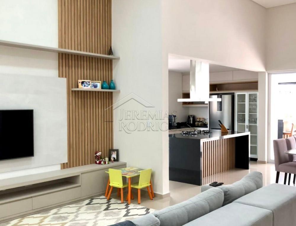 Casa à venda com 3 suítes no Condomínio Reserva dos Lagos em Pindamonhangaba/SP.