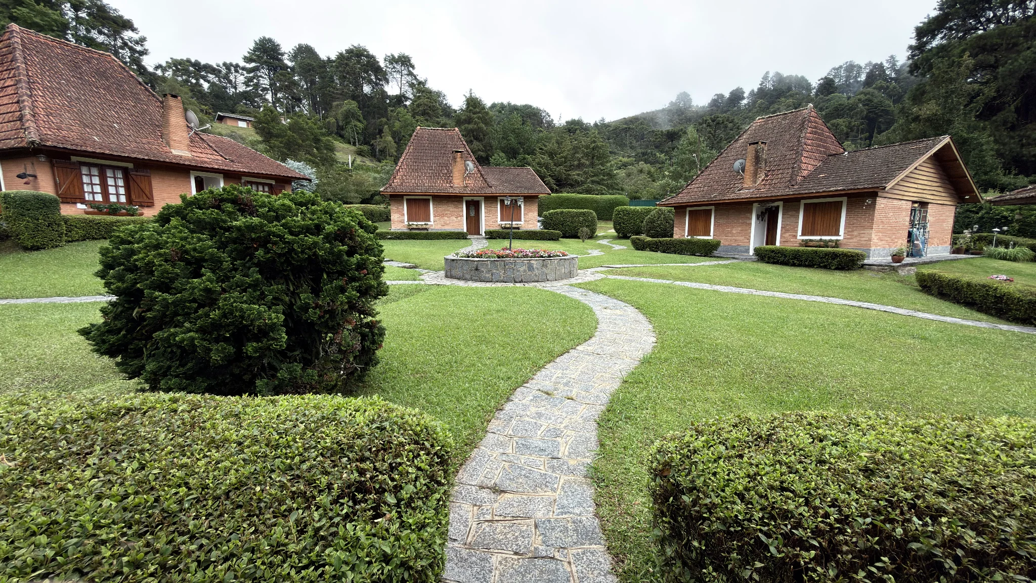 Casa à venda com 2 dormitórios no Condomínio Petiti Village em Campos do Jordão/SP.