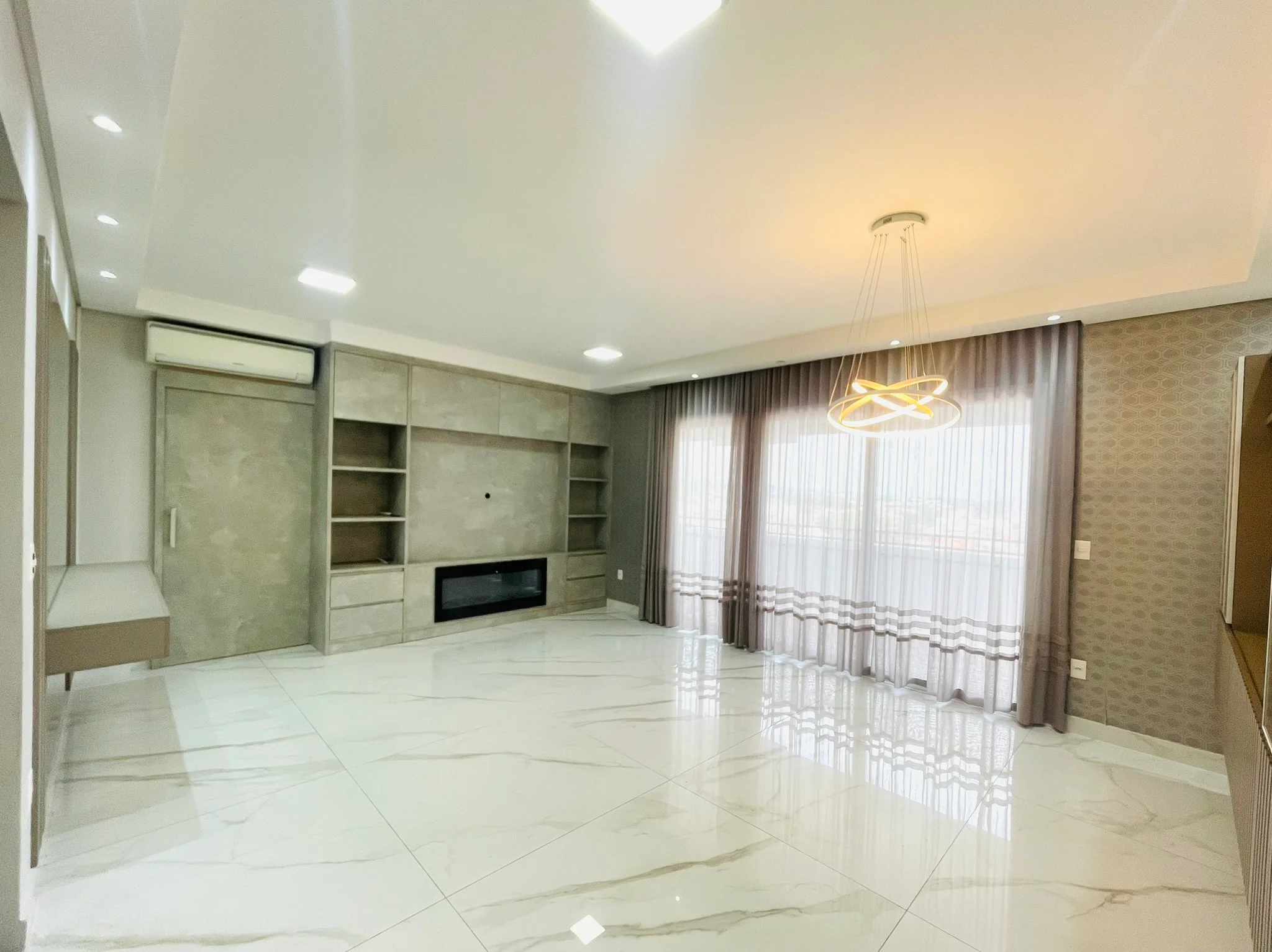Apartamento à venda com 3 suítes no Condomínio Gran Terrace em Taubaté/SP. 