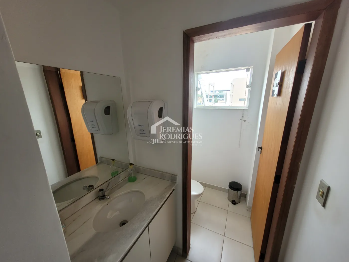 Três salas comerciais com 300 m² no Edifício Village Coworking em Pindamonhangaba/SP.