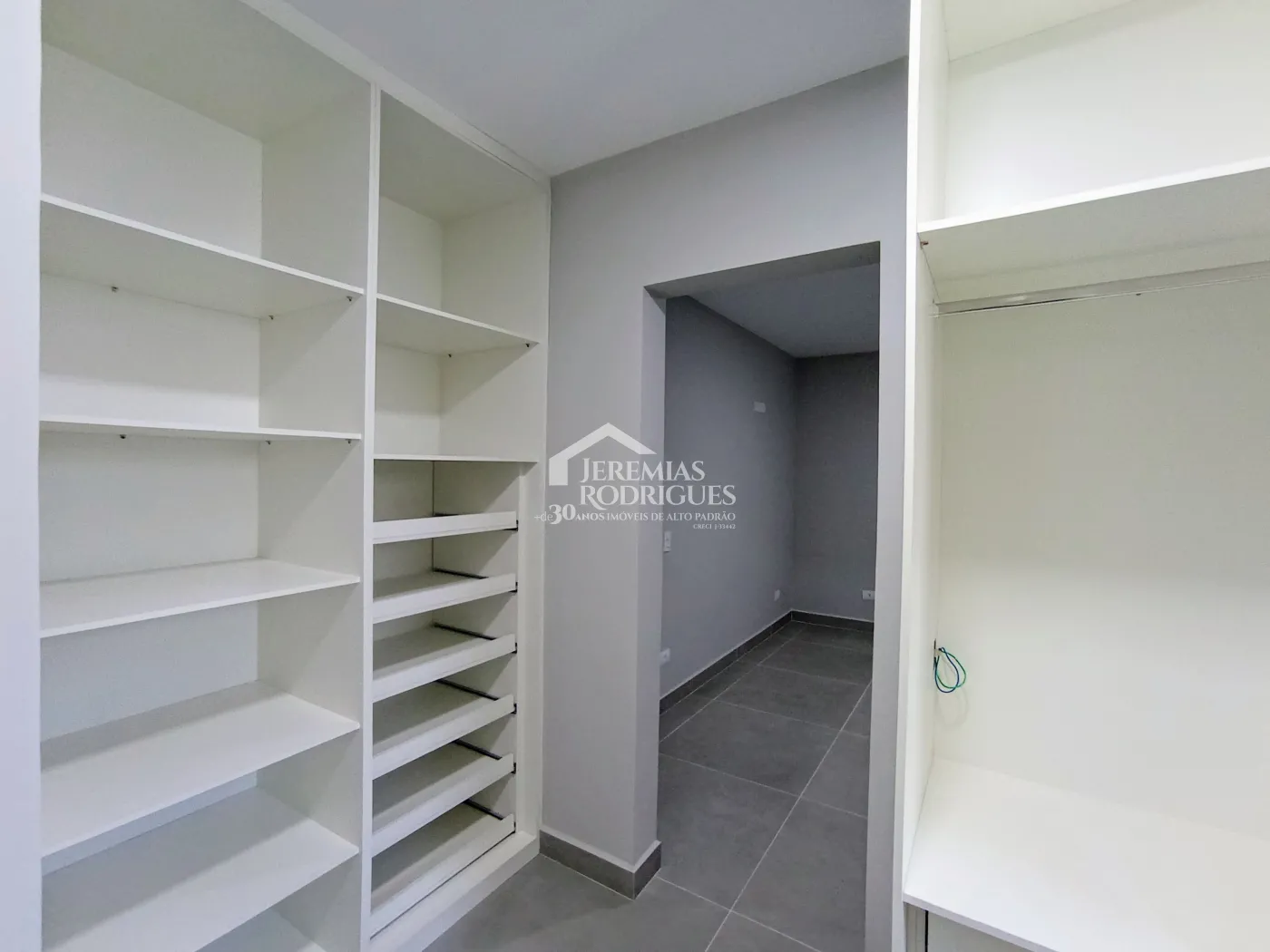 Casa à venda com 3 dormitórios no Condomínio Taubaté Village em Taubaté/SP.