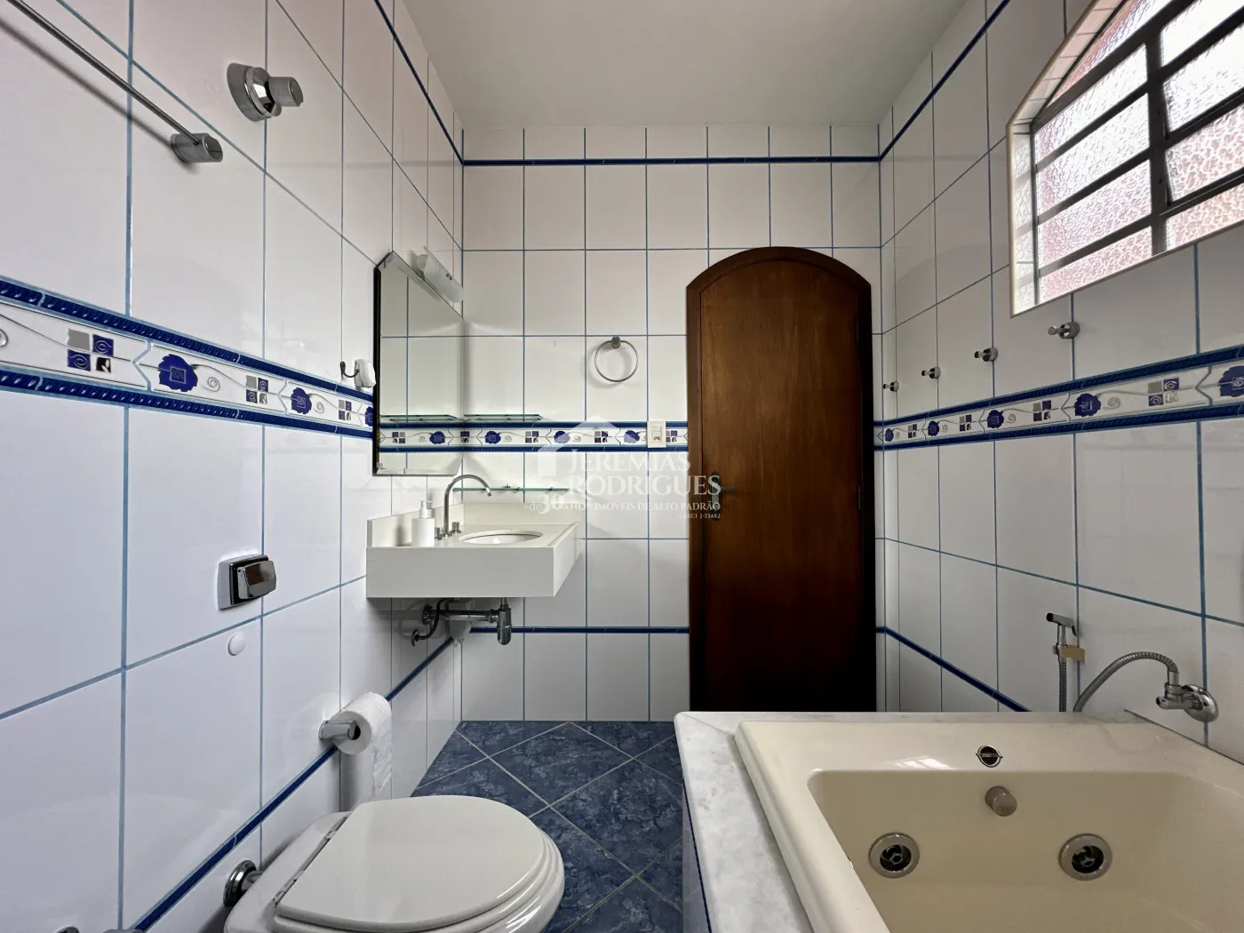 Casa para locação com 3 dormitórios no bairro Jardim Garcez em Taubaté/SP. 