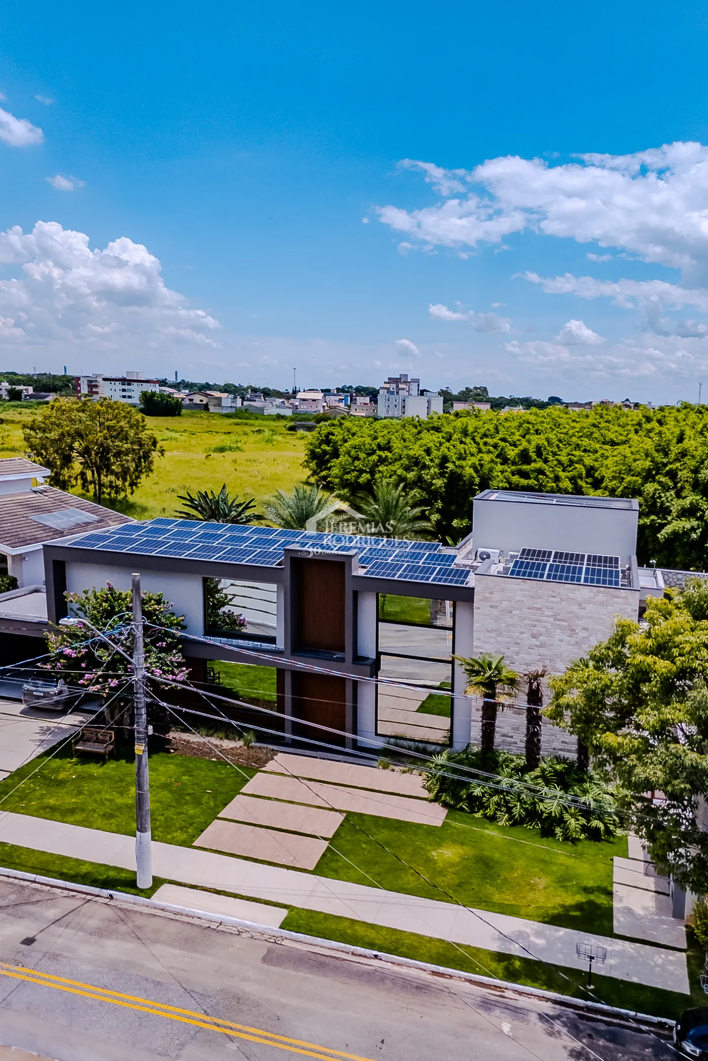 Casa à venda com 4 suítes no Condomínio Taubaté Village em Taubaté/SP.