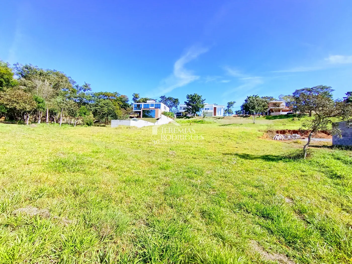 Terreno à venda com 1.159 m² no Condomínio Altos do Cataguá em Taubaté/SP.