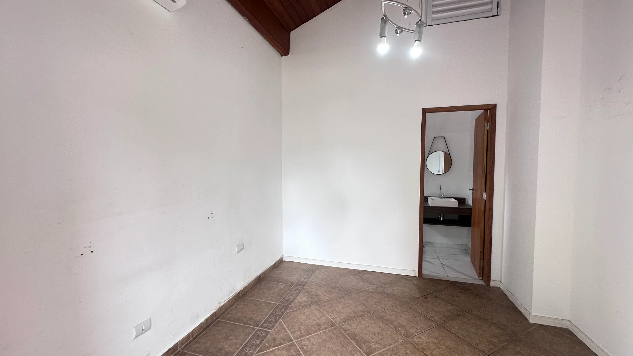 Casa para locação no Condomínio Colonial Village I em Pindamonhangaba/SP