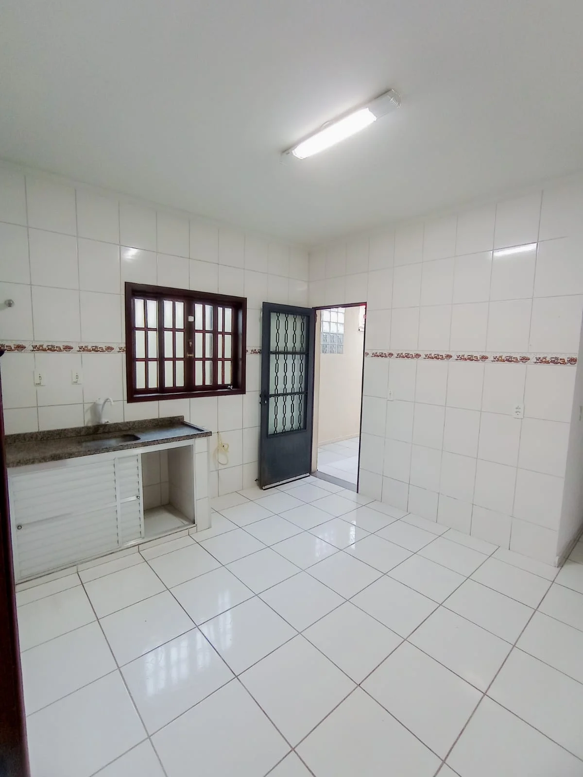 Casa para locação com 2 dormitórios no bairro Mombaça em Pindamonhangaba/SP. 