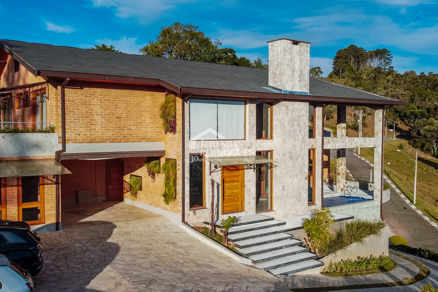 Casa com 4 suítes no condomínio Reserva Figueiredo em Campos do Jordão/SP