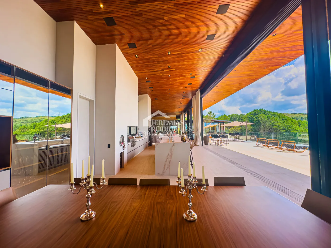 Mansão à venda com 11 suítes no Condomínio Gran Ville em Campos do Jordão/SP.