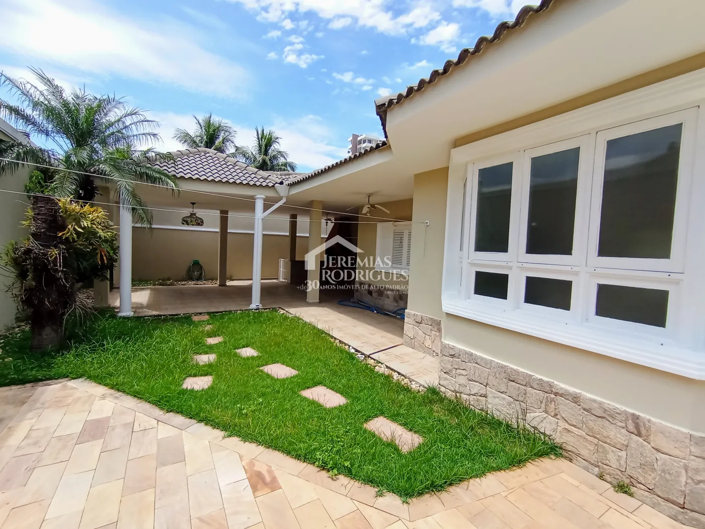 Casa para locação com 4 dormitórios no Condomínio Taubaté Village em Taubaté/SP.