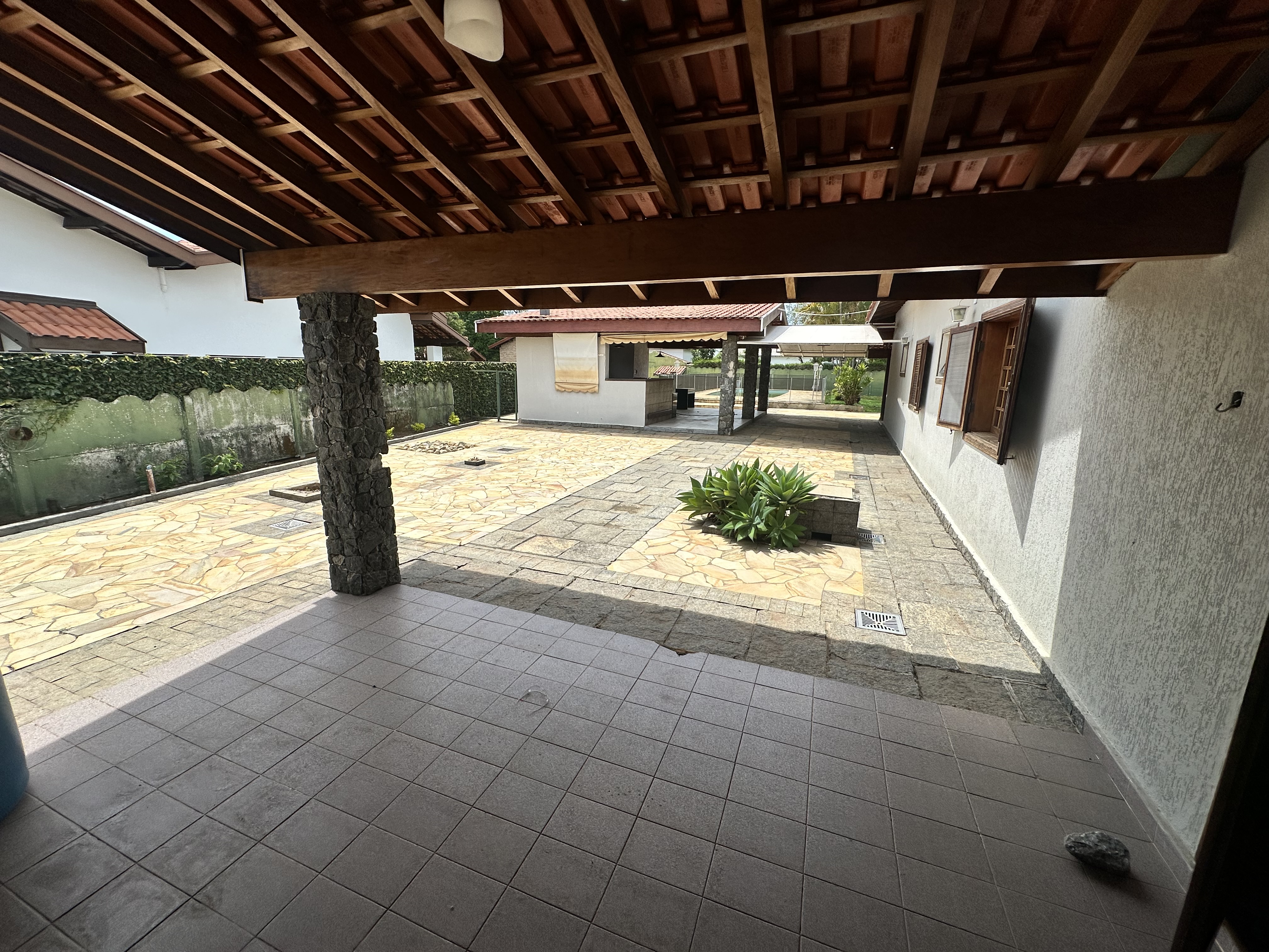 Casa para venda e locação com 6 dormitórios no Condomínio Village Paineiras em Pindamonhangaba/SP.