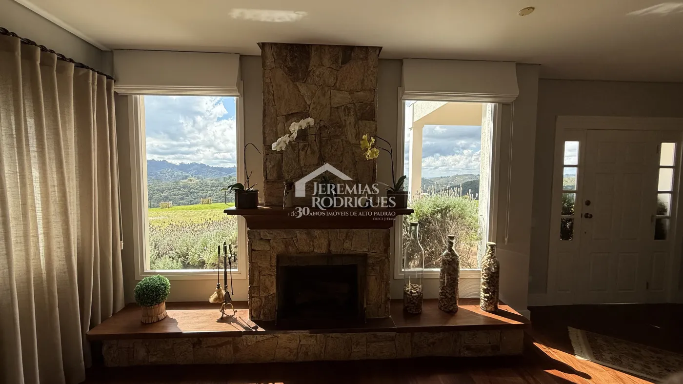 Casa à venda com 4 suítes no Condomínio Jardim Monte Belo em Campos do Jordão/SP.