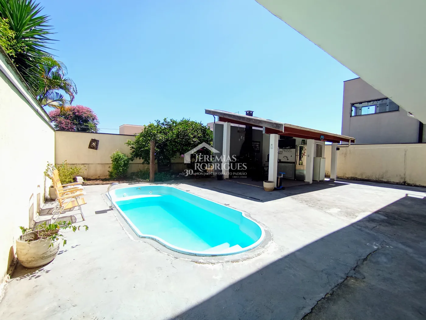 Casa à venda com 3 suítes no Condomínio Reserva dos Lagos em Pindamonhangaba/SP.