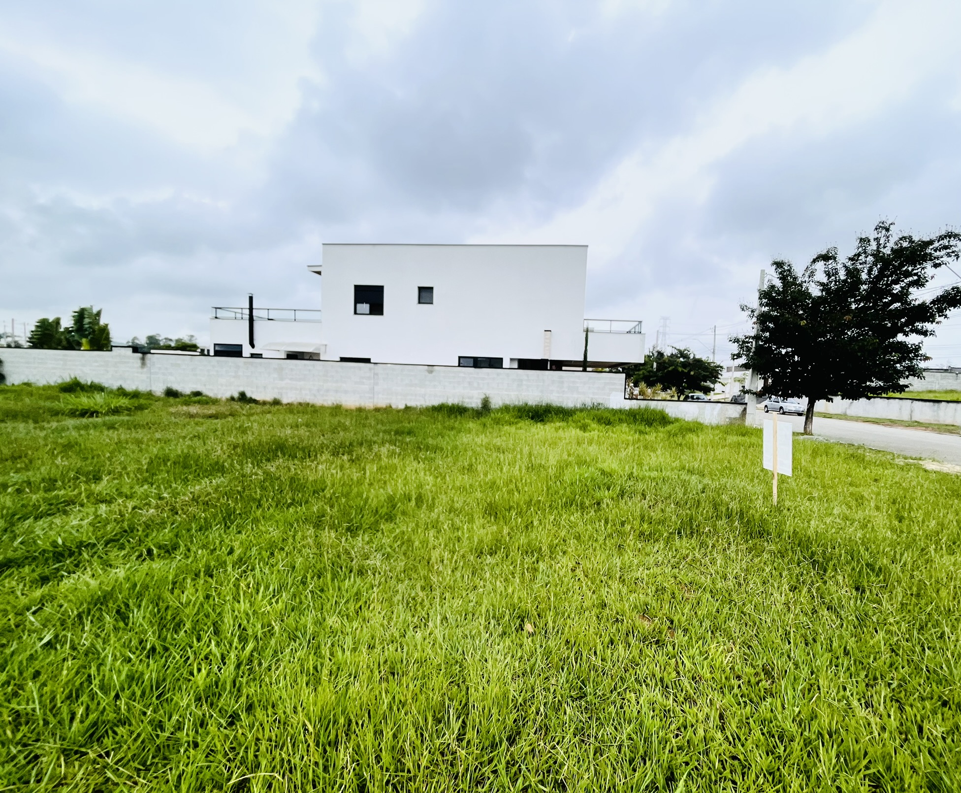 Terreno à venda com 630 m² no Condomínio Village II em Pindamonhangaba/SP. 