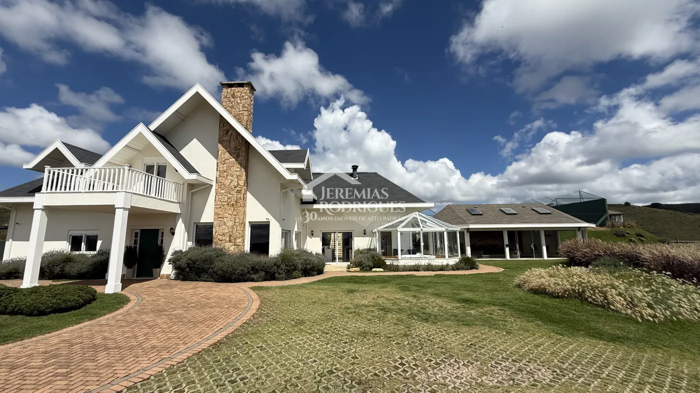 Casa à venda com 4 suítes no Condomínio Jardim Monte Belo em Campos do Jordão/SP.