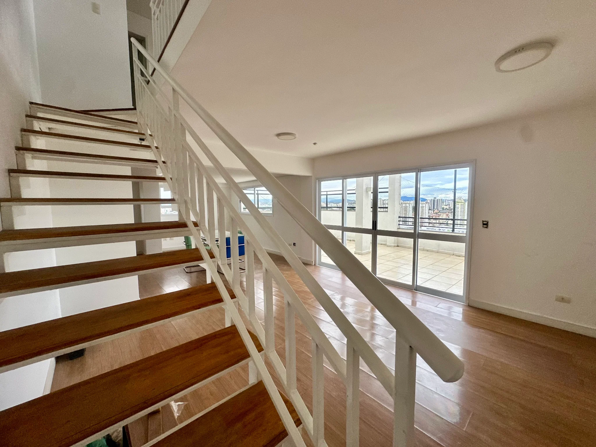 Cobertura duplex para locação no Edifício Placere em Taubaté/SP.