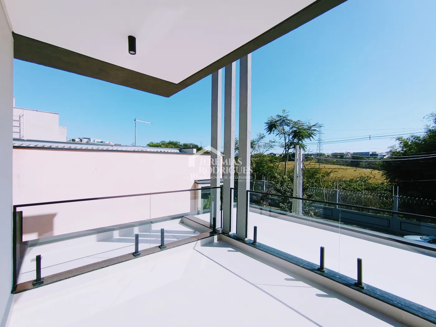 Casa à venda com 3 dormitórios no Condomínio Malibu em Caçapava/SP.