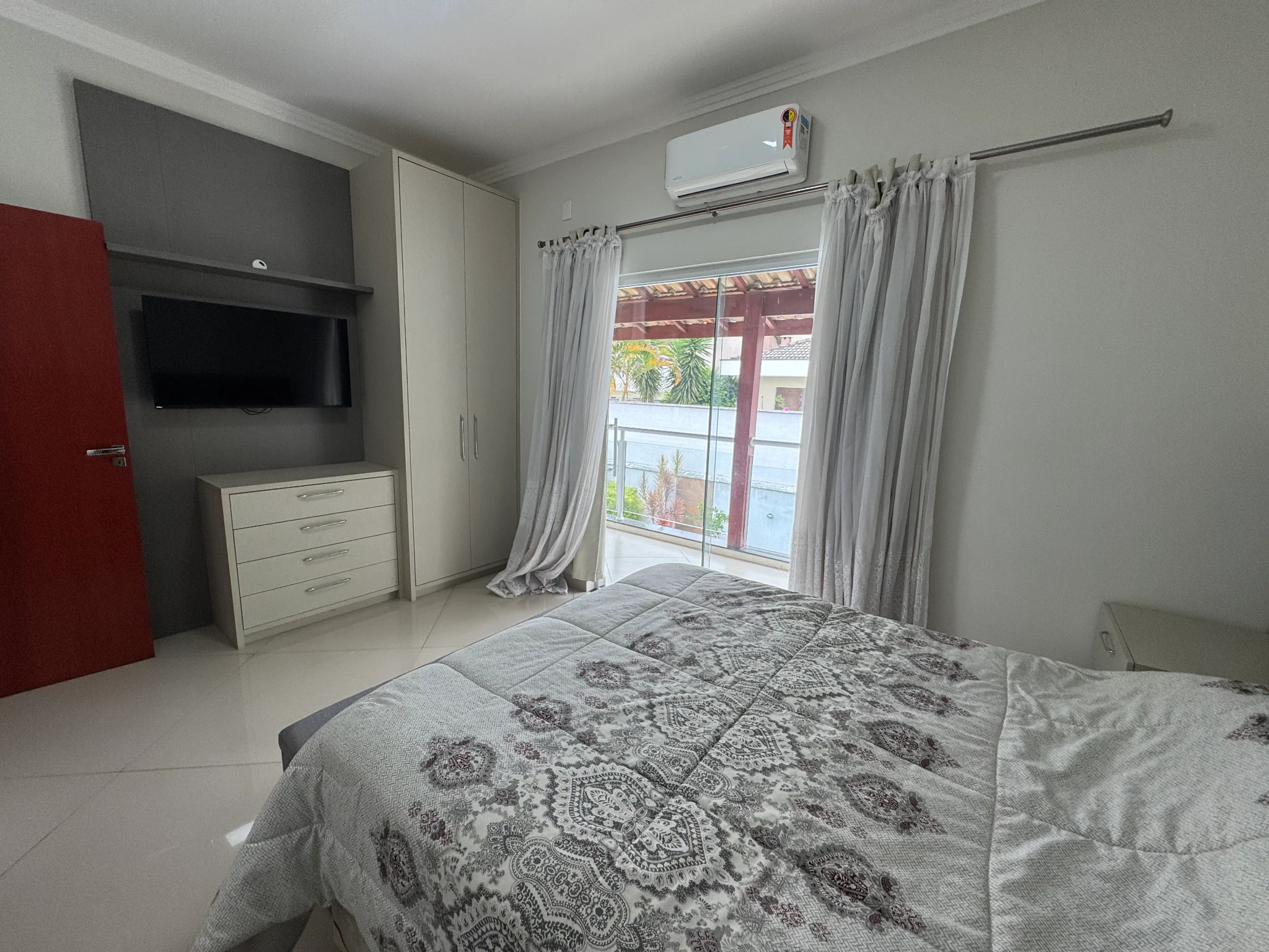 Casa à venda com 3 suítes no Condomínio Reserva dos Lagos em Pindamonhangaba/SP. 