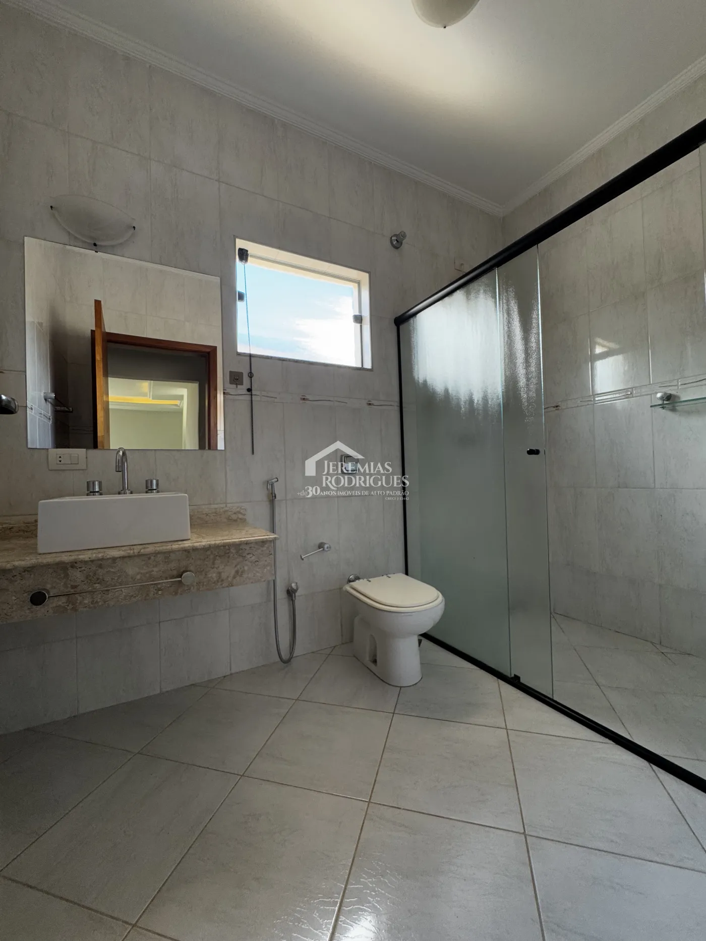 Casa para venda e locação com 4 dormitórios no Condomínio Real Ville I em Pindamonhangaba/SP.